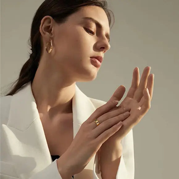 Amovan Nova Smart Ring is a revolutionary smart health ring which can monitor your heart rate, sleep quality, blood oxygen level, activity and skin temperature with sleek design. The smartest fitness & health tracker built for you.