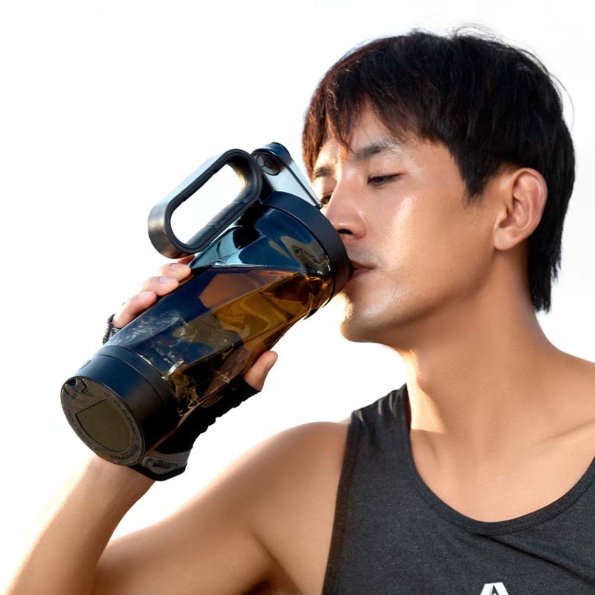 EQURA 1000ML Automatic Mixing Cup Plus: A portable, battery-operated cup for protein shakes. Features a sleek, transparent body with measurement markings, integrated mixing mechanism, and secure, leak-proof lid.