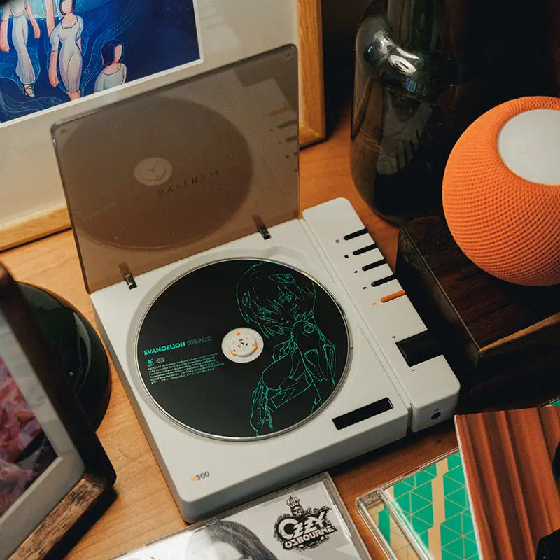 The Syitren R300 Portable Vintage CD Player features a Toslink optical output and Jack 3.5mm headphone output, delivering Hi-Fi audio so you can enjoy your CD collection on the go. It also has Bluetooth 5.3 transmission capabilities and can automatically pair with Bluetooth headphones or speakers.