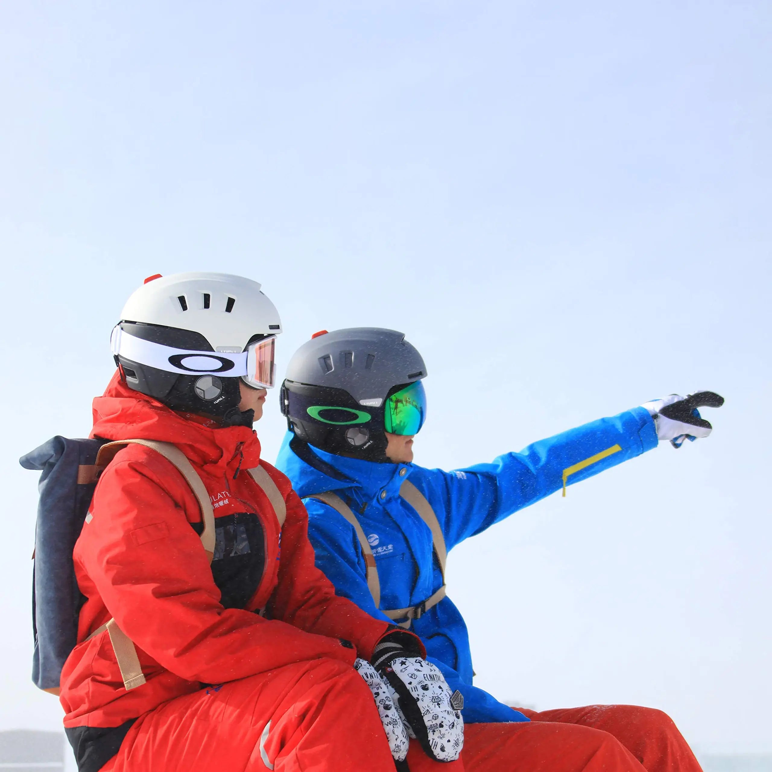 LIVALL RS1 smart ski helmet with integrated Bluetooth speakers, PTT walkie-talkie, built-in denoising microphone, live location sharing, fall detection, and impact protection for a safer and more connected skiing experience.