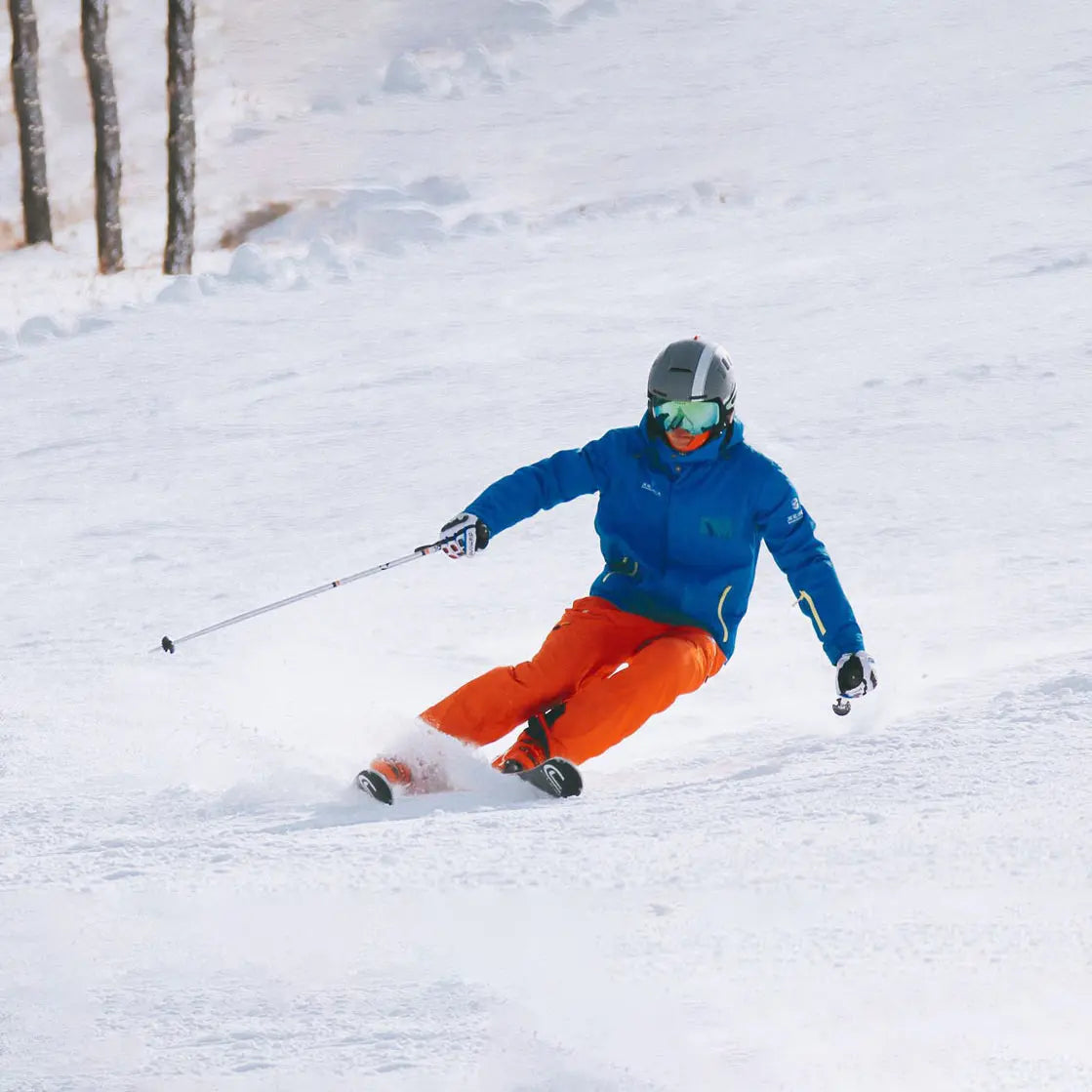 LIVALL RS1 smart ski helmet with integrated Bluetooth speakers, PTT walkie-talkie, built-in denoising microphone, live location sharing, fall detection, and impact protection for a safer and more connected skiing experience.